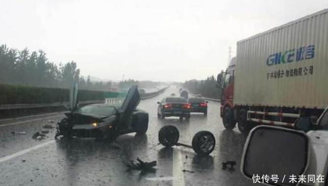 高速上突遇暴雨怎么办？继续开车还是停车？90%的人都做错了