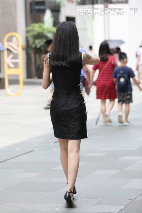 「 气质」让你更加简约大气！，街拍：连衣裙很显优雅气质