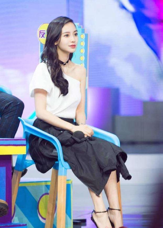 杨颖快本捞金, 穿开叉到大腿根部短裙, 网友却把注意力放在鞋子上