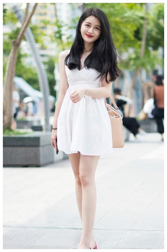 街拍：图五穿破洞牛仔裤，秀出“小蛮腰”，真是优雅又时尚！