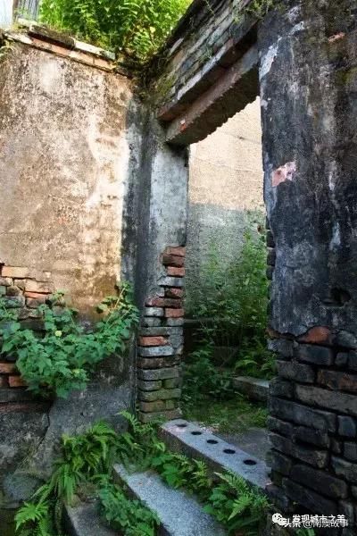 广东省古村落，这个村子全姓黄，村子建成土寨，固若金汤