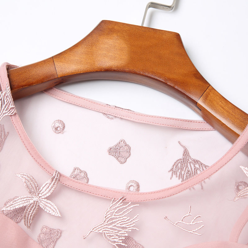 女人一过40，打扮的时尚点，推荐这高级素雅裙，美的风采迷人