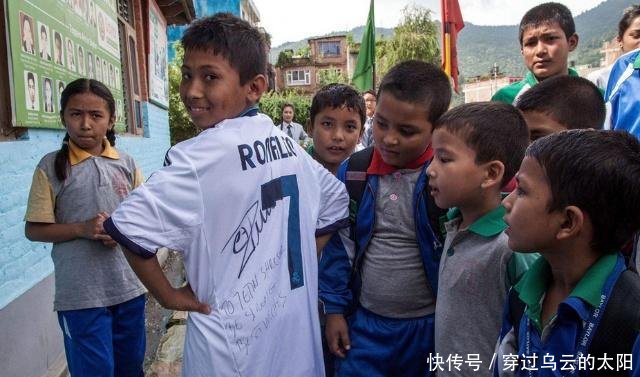 中国捐赠的旧衣服，到了非洲变成啥样游客见到了才相信