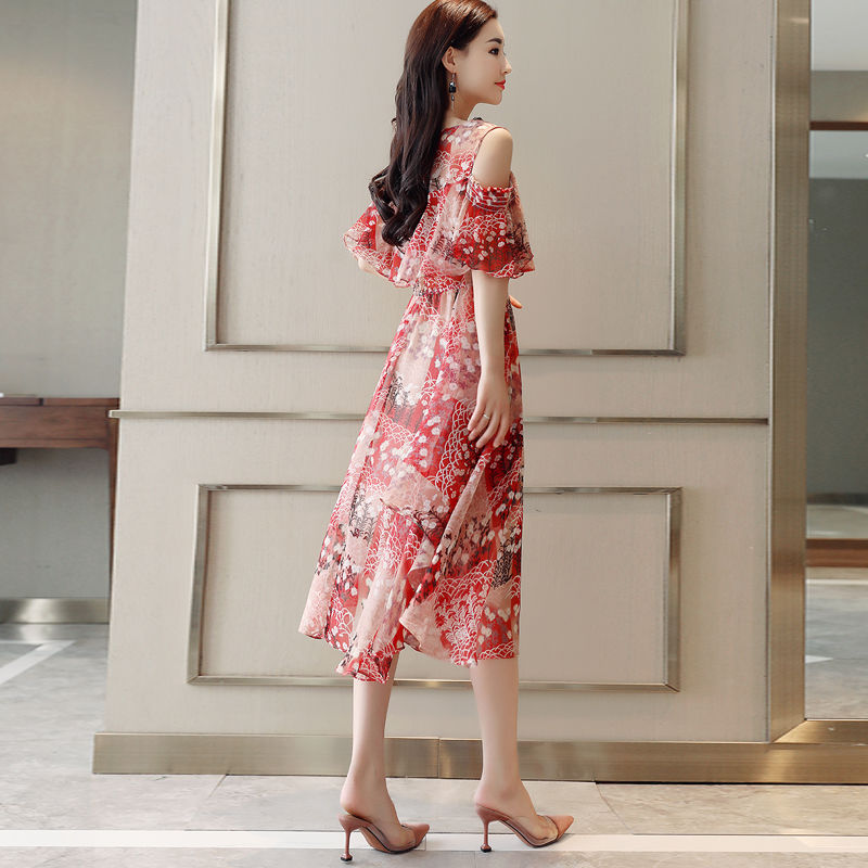 我45真没故意装嫩，全靠穿这“欧货裙”+高跟凉鞋，看着像25