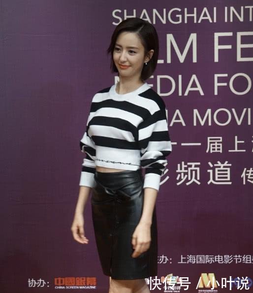 佟丽娅终于开放一次了，裙子上竟有一条小缝，意外地好看！