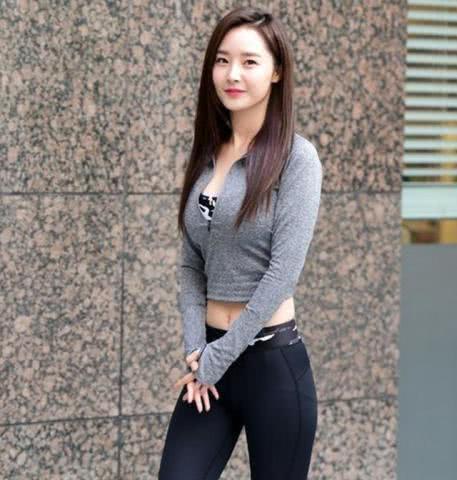 洒脱霸气的打底裤美女,展现十分优雅个性的造型