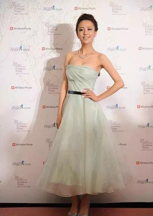 佟丽娅为了秀小蛮腰也是拼了，网友:腰带把腰围嘞坏了吧!