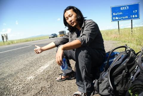 自驾游去西藏有女孩在路边给你一个手势，千万别理否则你会后悔！