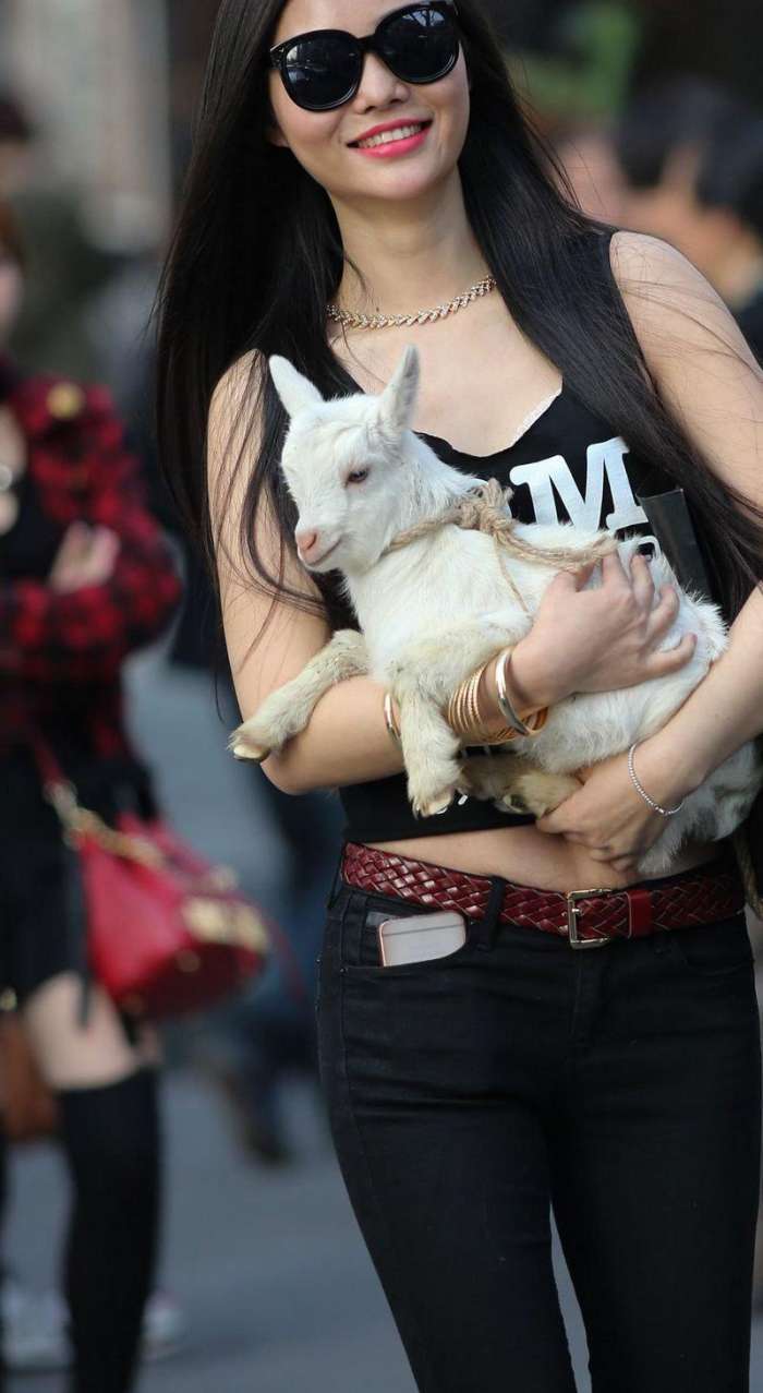 街拍: 黑色牛仔紧身裤高挑美女, 把优雅、知性玩到极致