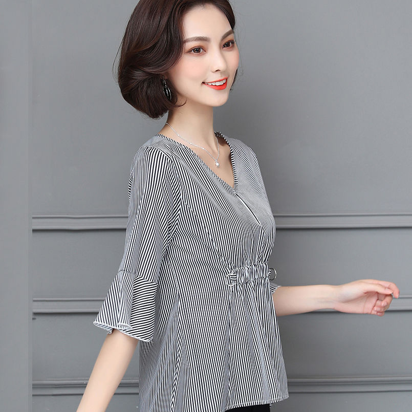 我的天!小姨真会赶时髦,入秋后穿短开衫,搭配小衫,简直美翻天