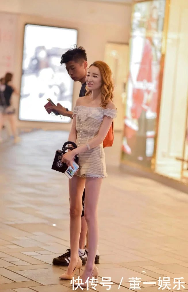 玲珑有致的身材，甜美可人，惹人怜爱,怪不得小伙非要一张这样的