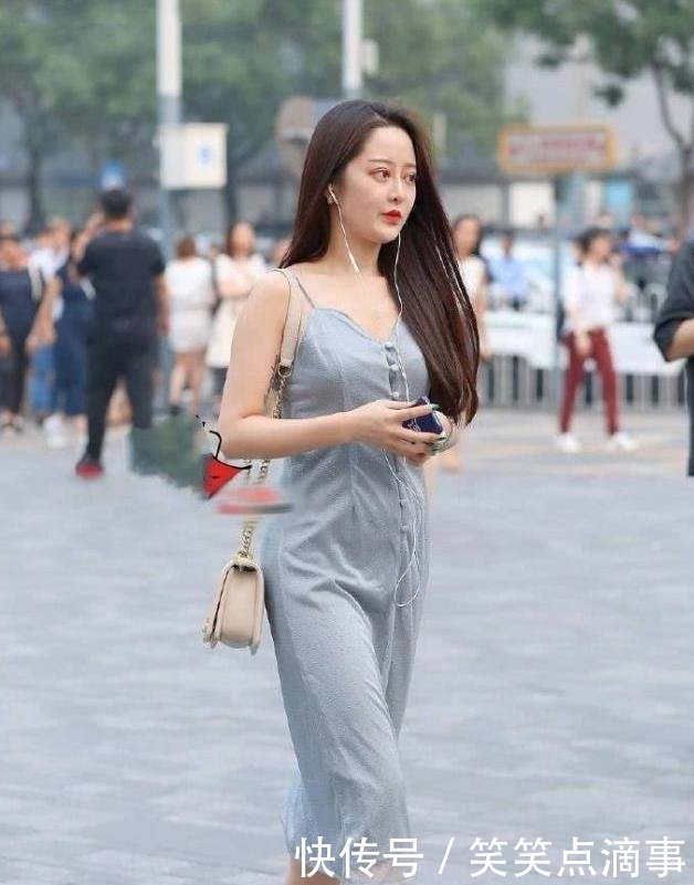  「美女」美女街拍身材曼妙的小姐姐，紧身裙的穿搭，美得更青春