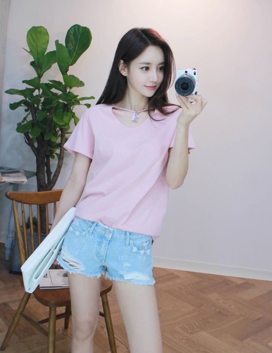 优雅挺拔的热裤美女，穿出女神的姿态，展现甜美干练的优雅!