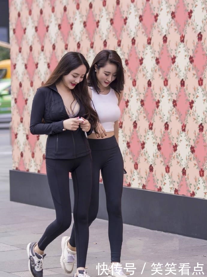  「漂亮」街拍：姐妹花长得漂亮，女神级别