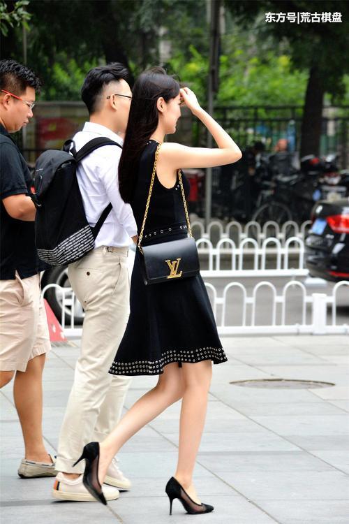 踩上一双时尚的尖头细跟鞋，身材自然挺拔起来，而且还非常自信