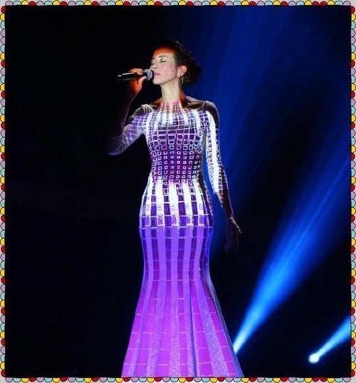 莫文蔚出席活动,穿露背连衣裙大秀身材,网友:敢这样穿的只有你