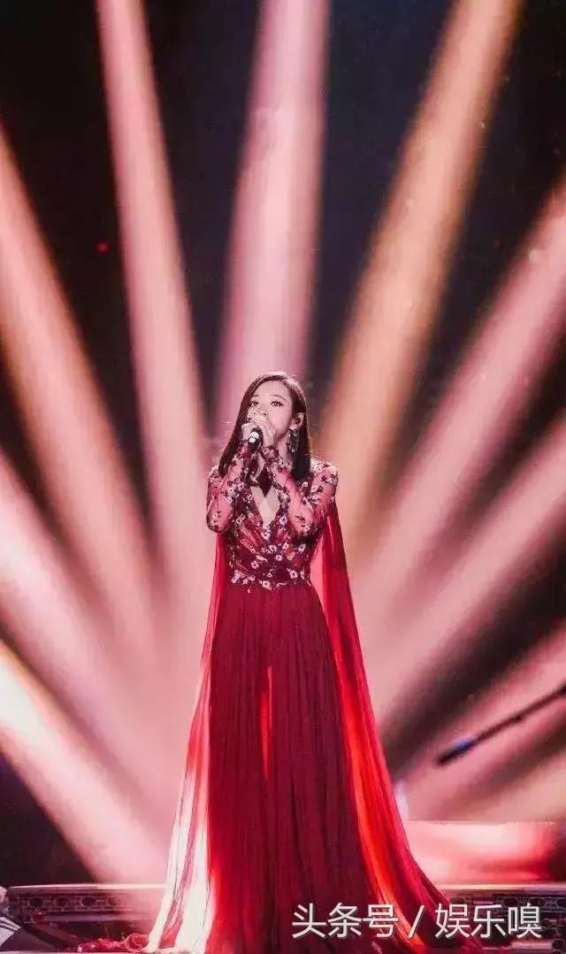 张靓颖也是够狠的!为了抢镜穿抹胸裙有三条拉链 网友:太敢穿了