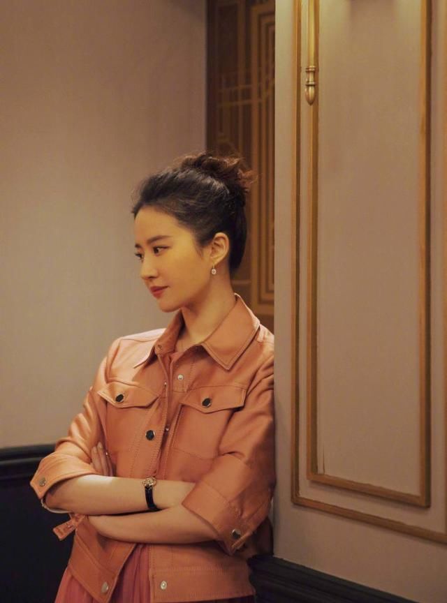 「 看起来就」满满的中国风元素，一身红衣太过迷人，刘亦菲最新杂志造型