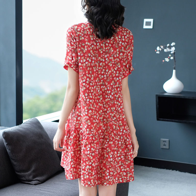 如果你不喜欢长裙，建议你穿短裤套装+裸鞋，拉长身材显高雅