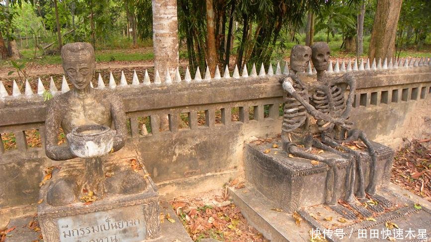 一座叫“鬼窟”公园,布满了数百尊形态诡异,造型夸张的神像