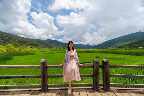 就着月光，伴着洱海，干了这瓶风花雪月，网友：小心喂鱼