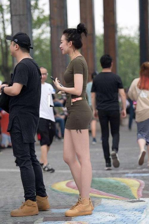 街拍:美女身材高挑而匀称， 貌美且肤白