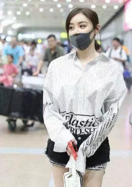 佟丽娅牛逼啦！运动裤穿出三角裤效果，网友：袁姗姗都没你敢穿！