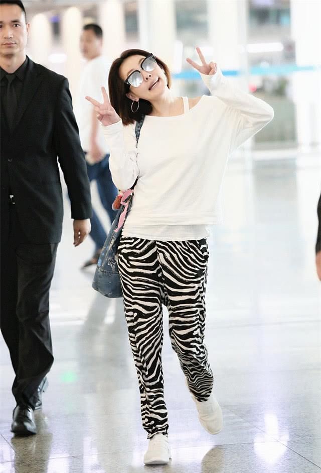  【简洁大方】今春时兴一种牛仔裤子，叫“斑马裤”，遮肉显高又高端大气，小S都上头了