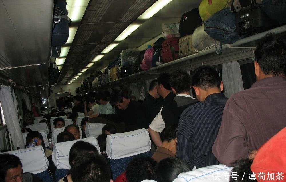 火车上卖东西的是列车员吗？得知真实身份后，网友：火车都白坐了