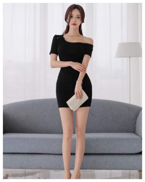 室内穿搭：漂亮有气质的紧身裙美女，穿出自己的个性风采！