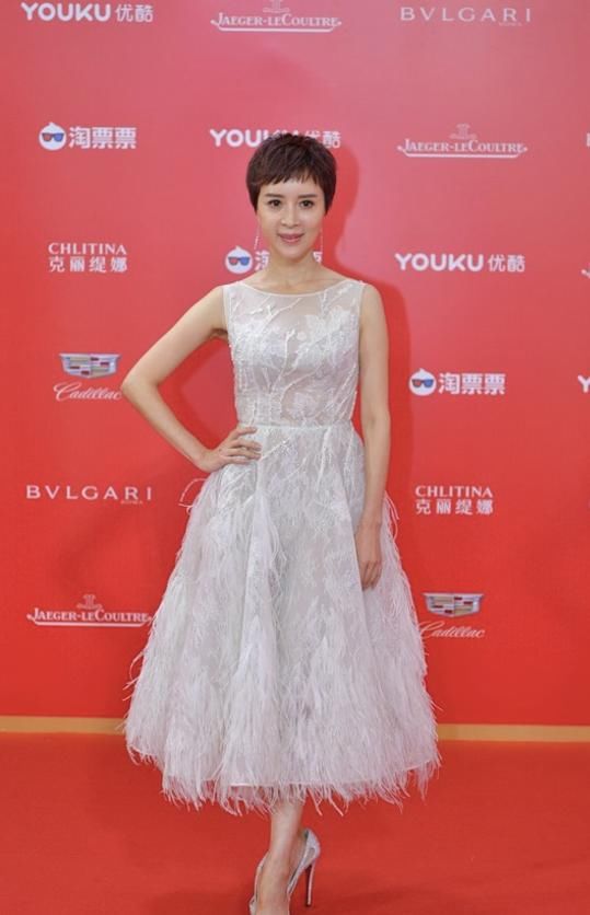 电影节红毯之路，马苏、姚晨、马伊琍，千奇装扮更显美艳多奢!