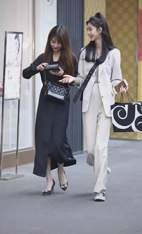  『cm』小姐姐的腿有多细，穿一双普通匡威鞋，显得腿比鞋子还小2cm！