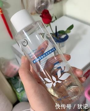 「等于」涂精华时,直接上脸等于涂“水”?做好这2点,皮肤白嫩很简单