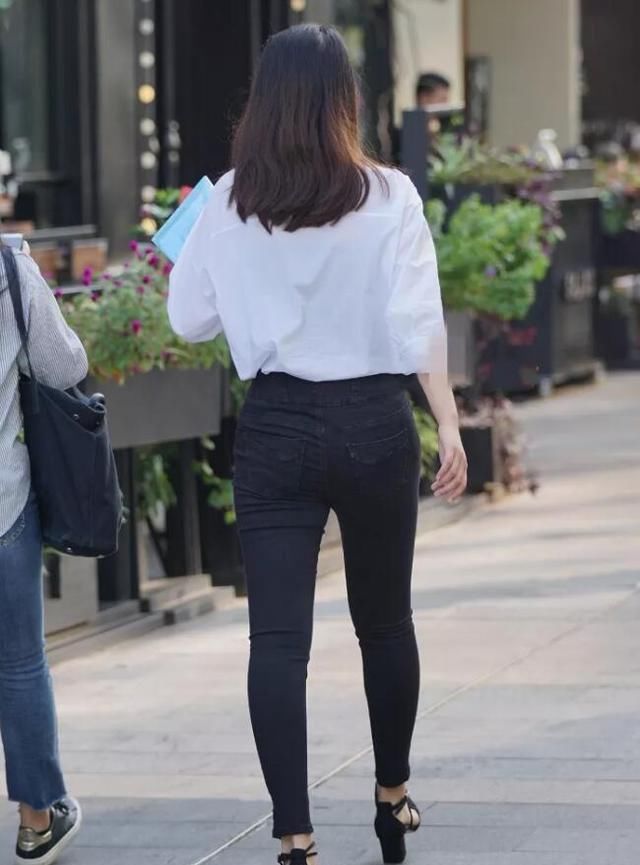  『感觉』比较宽松版白衬衣，紧身裤配搭高跟鞋子，事实上她很聪慧