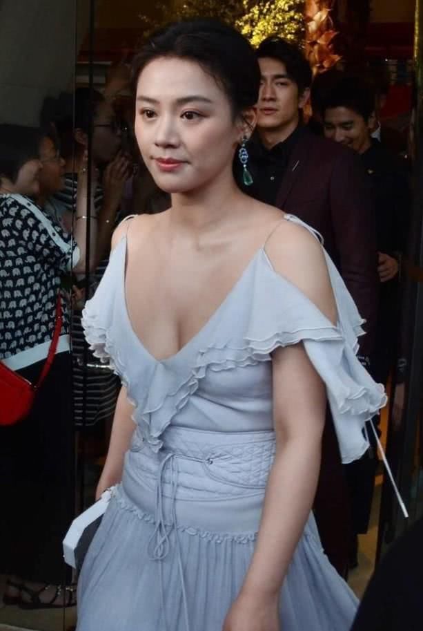 马思纯穿“乞丐裙”放飞自我，后面林更新的表情亮了!