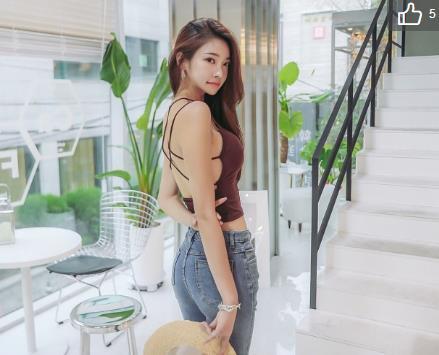 轻熟小姐姐紧身露背装，紧身裤包不住饱满臀线，性感又俏皮