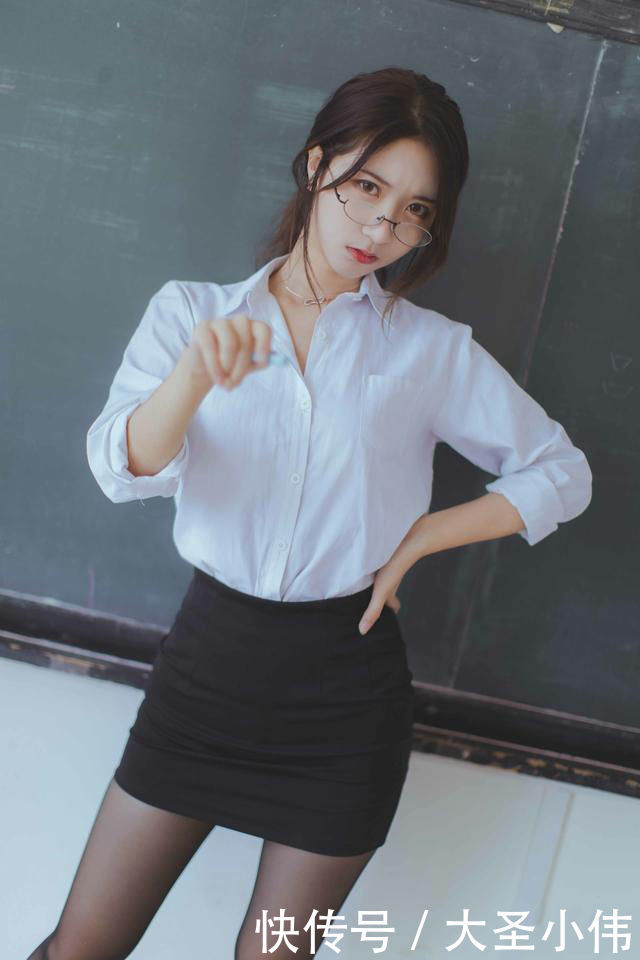  #美女#美女街拍：刚来的英语老师，打扮挺单纯的，看起来不好惹的样子