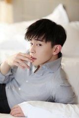 邓伦曝光童年照,打破整容谣言,网友:人家从小帅到大!