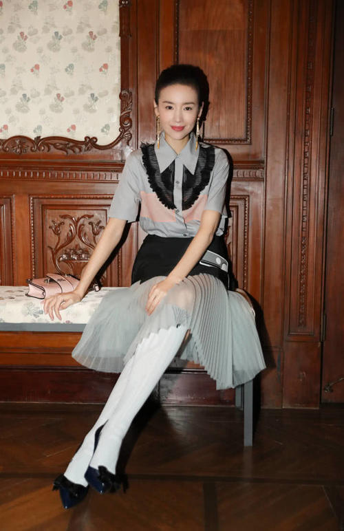 38岁董洁穿运动裤装少女，踩了一双“易拉罐鞋”，还会发亮！