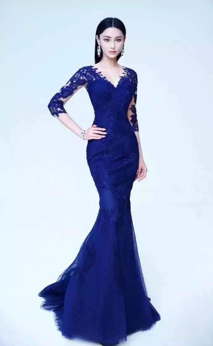 张馨予穿紧身鱼尾裙，好身材挡不住