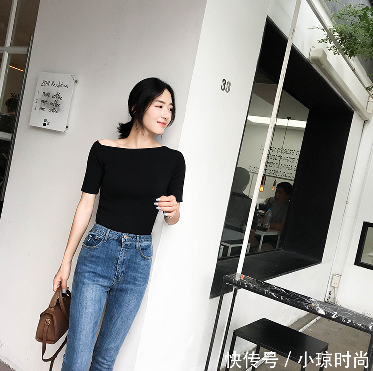 修身显瘦的紧身牛仔裤，碰撞出无与伦比的低调与沉稳