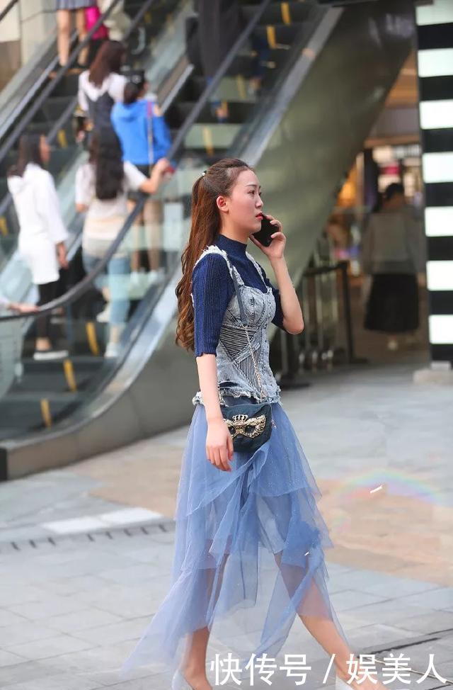  #女人味#一双银色的露脚趾高跟鞋，靓丽又时尚走在街头，更加的有女人味