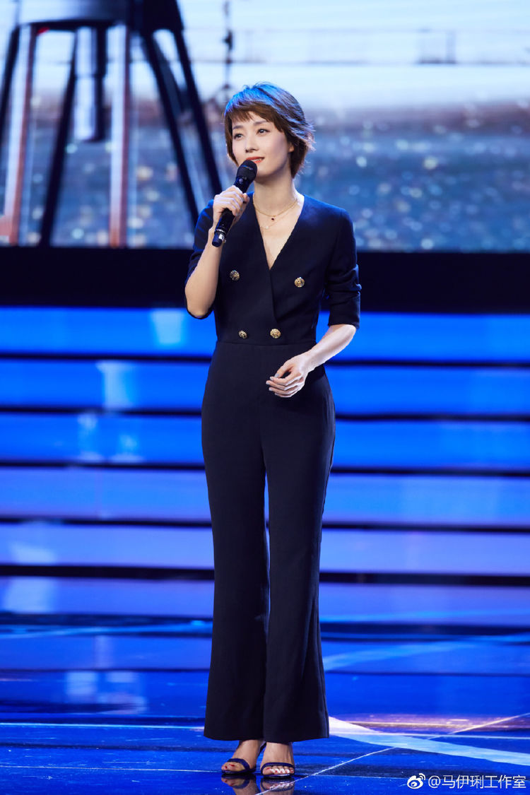 马伊琍身穿露背紧身连衣裙，短发大妈也那么有女人味，真会穿呀！