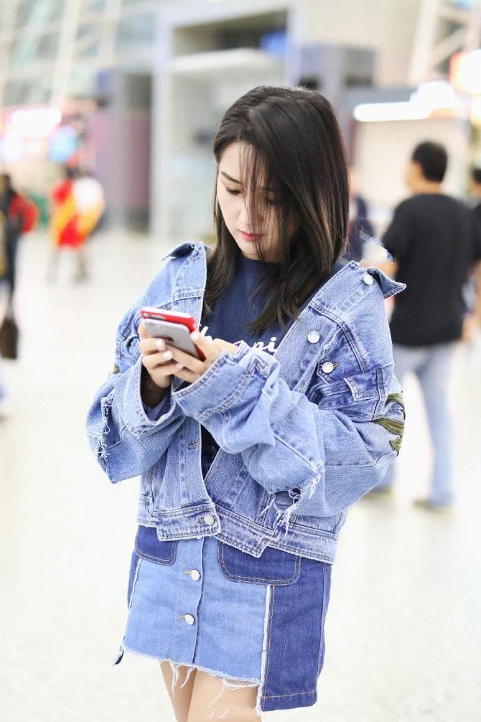 何洁为了显腿长，裙子都快提到胸了，网友：个子矮就别秀了！