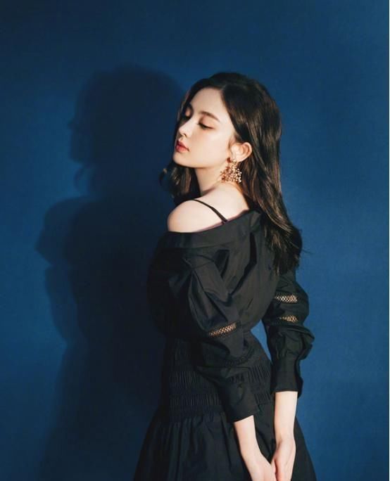 皮肤■有一种美的违规叫娜扎露香肩,皮肤光滑似牛奶,美的让人心动