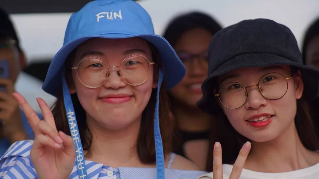 深圳湾，他们用快闪唱给香港