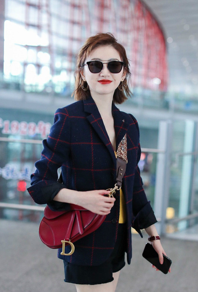 景甜顶着炸毛短发着低胸装出镜 烈焰红唇秀美腿御姐范十足