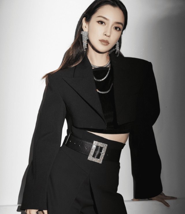 【 杨颖】台上穿长靴的腿细成电棍, 谁看了不嫉妒，黄晓明怕是管不住杨颖了?