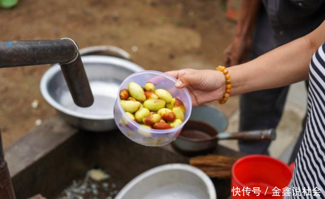  老两口@固执的农村老爸老妈：老房老院难舍，城里再好不是我的家