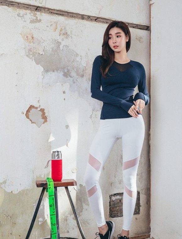 清新甜美的打底裤女神，身材比例很好，散发出迷人魅力！